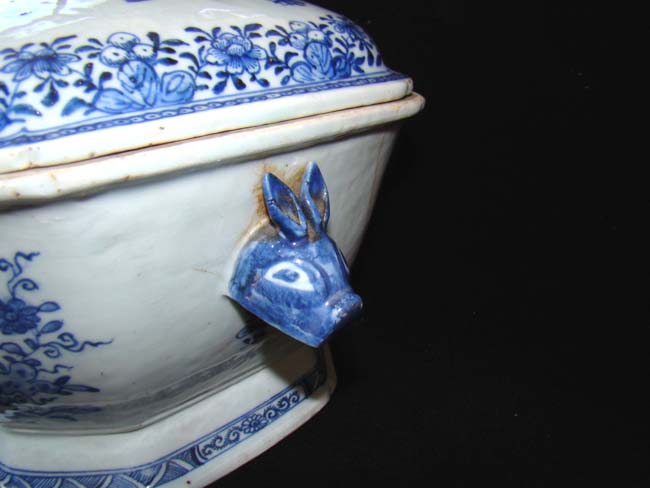 An 18th century Chinese Export Porcelain Covered Tureen circa 1770 having a long hairline crack — image 3
